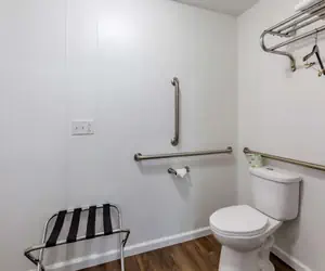 Photo 4 - Econo Lodge Inn & Suites South