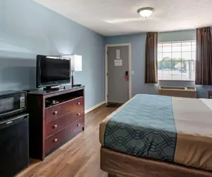 Photo 2 - Econo Lodge Inn & Suites South