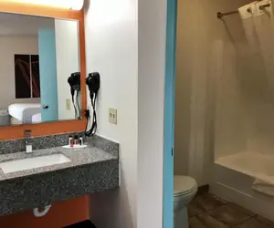 Photo 5 - Howard Johnson by Wyndham Spokane