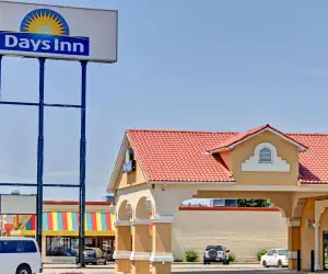 Photo 2 - Days Inn by Wyndham Louisville Airport Fair and Expo Center