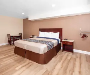 Photo 2 - Travelodge by Wyndham Harbor City