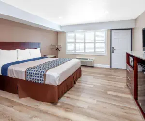 Photo 3 - Travelodge by Wyndham Harbor City