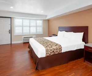 Photo 4 - Travelodge by Wyndham Harbor City