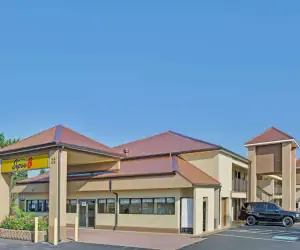 Photo 2 - Super 8 by Wyndham Suwanee