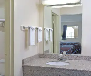 Photo 5 - Super 8 by Wyndham Suwanee