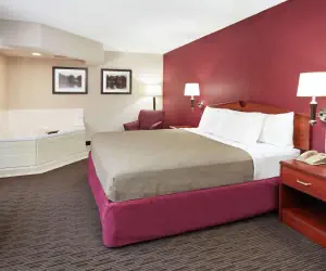 Photo 2 - AmericInn by Wyndham Douglas/Saugatuck