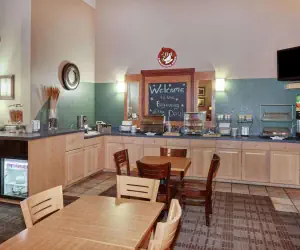 Photo 5 - AmericInn by Wyndham Douglas/Saugatuck