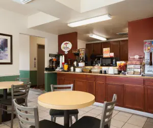 Photo 2 - Super 8 by Wyndham Salmon