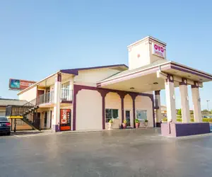 Photo 2 - OYO Hotel Texarkana North Heights AR Hwy I-30