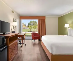 Photo 4 - Baymont by Wyndham Daytona Beach - Intl Speedway