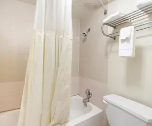 Photo 3 - Hotel O Daylight Inn Elkhart I-90, IN