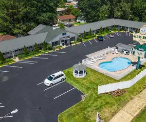 Photo 2 - Glass House Inn Erie Near I-90 & I-79