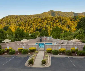 Photo 4 - Best Western Smoky Mountain Inn