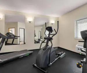 Photo 4 - Super 8 by Wyndham Grove City