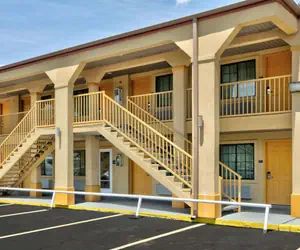 Photo 2 - Super 8 by Wyndham Palestine TX