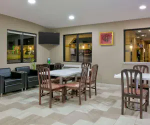 Photo 4 - Super 8 by Wyndham Palestine TX