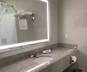 Photo 2 - Days Inn & Suites by Wyndham Tahlequah