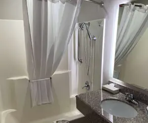 Photo 4 - Days Inn & Suites by Wyndham Tahlequah