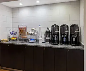 Photo 2 - La Quinta Inn & Suites by Wyndham Detroit Metro Airport