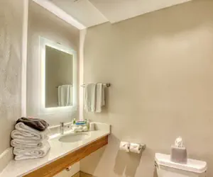 Photo 4 - Holiday Inn Express Hotel & Suites Oshkosh, an IHG Hotel