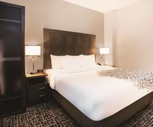 Photo 2 - La Quinta Inn & Suites by Wyndham Baltimore Downtown