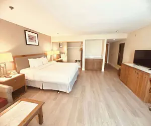 Photo 3 - Ramada Plaza by Wyndham Garden Grove/Anaheim South