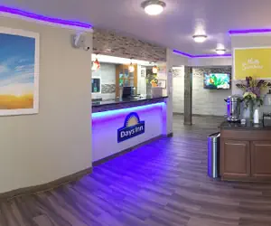 Photo 3 - Days Inn by Wyndham Southern Hills/ORU