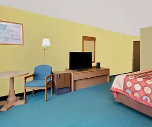 Photo 2 - Super 8 by Wyndham Sturgeon Bay