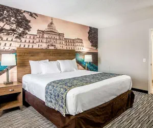 Photo 4 - Clarion Pointe East Lansing University Area