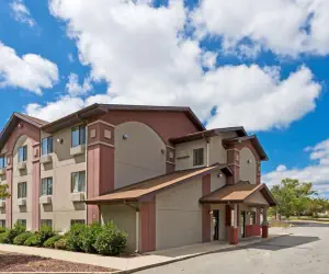 Photo 2 - Super 8 by Wyndham Lexington Park/California Area