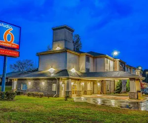 Photo 2 - Studio 6 Opelika, AL - Auburn Al