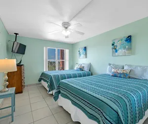 Photo 3 - Charming 1 Bedroom, 3 Minute Walk To The Beach Condo by RedAwning