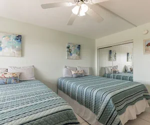 Photo 5 - Charming 1 Bedroom, 3 Minute Walk To The Beach Condo by RedAwning