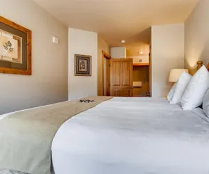 Photo 4 - Premier Red Hawk Lodge 2 Br~walk To Slopes~kids Ski Free 2 Bedroom Condo by RedAwning