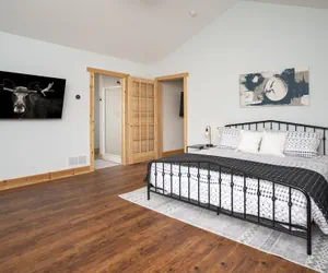 Photo 5 - Moose Ridge Cabin 5 Bedroom Cabin by RedAwning