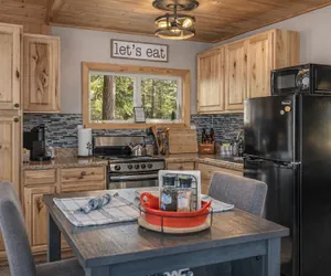 Photo 5 - Camp David 1 Bedroom Home by NW Comfy Cabins