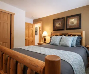 Photo 4 - Cascades Adventure Cabin 2 Bedroom Home by NW Comfy Cabins by RedAwning