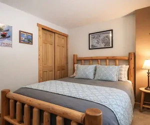 Photo 5 - Cascades Adventure Cabin 2 Bedroom Home by NW Comfy Cabins by RedAwning