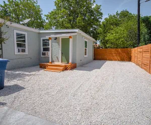 Photo 3 - Cozy and Lovely 2BR 1BA Apt B Near Lively Downtown