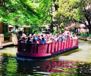 Photo 5 - Cozy and Lovely 2BR 1BA Apt B Near Lively Downtown