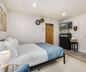 Photo 3 - The Fox Den in Old Town! Pool, Sauna & Game Room