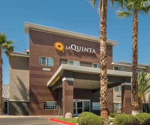 Photo 2 - La Quinta Inn & Suites by Wyndham Las Vegas Nellis