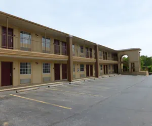 Photo 2 - Red Roof Inn Columbia, TN