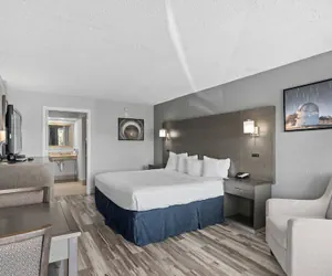 Photo 2 - Baymont by Wyndham Orlando East