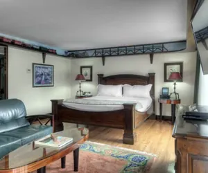 Photo 5 - Dinah's Garden Hotel