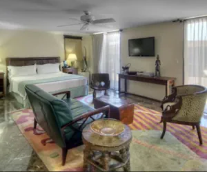 Photo 4 - Dinah's Garden Hotel