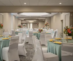 Photo 5 - Four Points by Sheraton Milwaukee North Shore