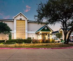Photo 2 - HomeTowne Studios By Red Roof Dallas - North Addison/ Tollway
