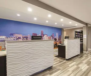 Photo 4 - La Quinta Inn & Suites by Wyndham Denver Airport DIA