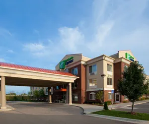 Photo 2 - Holiday Inn Express & Suites Detroit - Farmington Hills by IHG